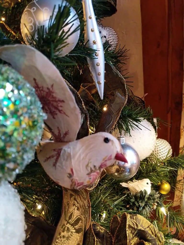 post hotel bird decoration 2