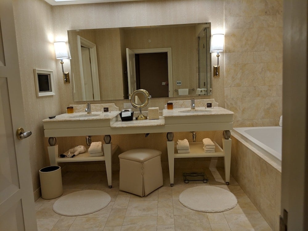 Large, luxuious bathroom